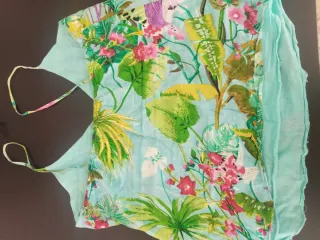 Camiseta tirantes estampado tropical