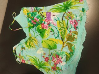 Camiseta tirantes estampado tropical