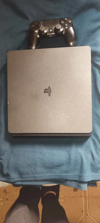 PS4 (PlayStation 4) Slim 1tb+ cable ,mando y juego