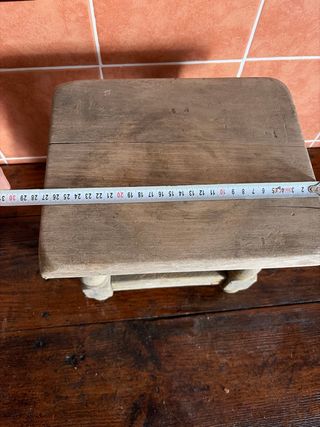 Taburete antiguo de madera