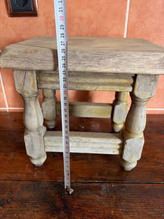 Taburete antiguo de madera