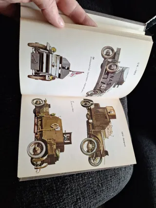 Libri su carri armati e altri veicoli blindati di B.T. White