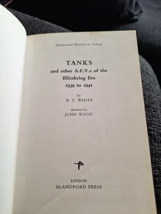 Libri su carri armati e altri veicoli blindati di B.T. White