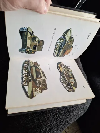 Libri su carri armati e altri veicoli blindati di B.T. White