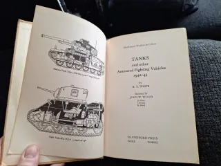 Libri su carri armati e altri veicoli blindati di B.T. White