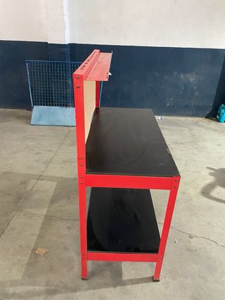 Mesa de trabajo roja con tablero
