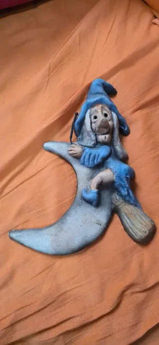Figura de bruja en luna de barro