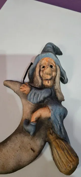 Figura de bruja en luna de barro