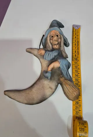 Figura de bruja en luna de barro