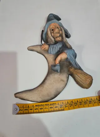 Figura de bruja en luna de barro