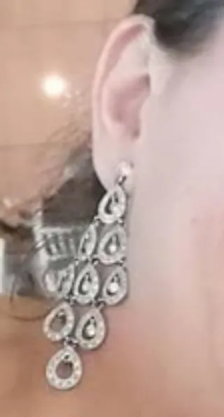 Pendientes largos plateados con pedrería