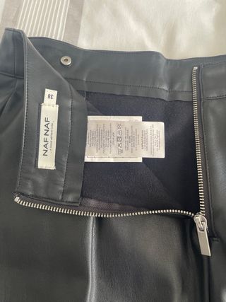 Falda cuero negra botones