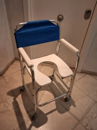 Silla de baño con ruedas