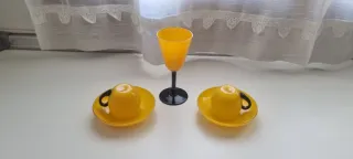 Juego 2 tacitas café antiguas y copas.