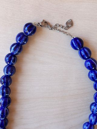 Collar azul con colgante de camarón rojo