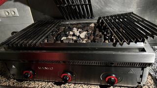 Parrilla de carbón con piedras volcánicas