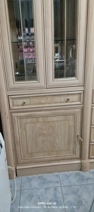 Armadio vetrina in legno chiaro vintage