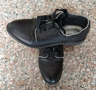 Scarpe eleganti nere con perle