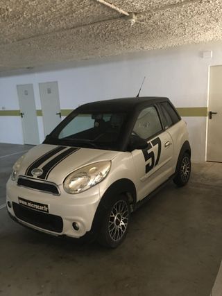 Microcar blanco y negro
