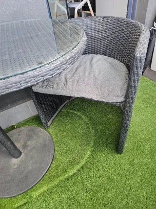 Conjunto Mesa ratán y cristal exterior.