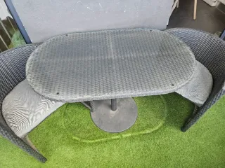 Conjunto Mesa ratán y cristal exterior.