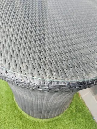 Conjunto Mesa ratán y cristal exterior.