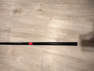 Canna da pesca nera con dettagli rossi