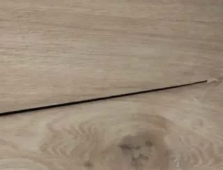 Canna da pesca nera con dettagli rossi