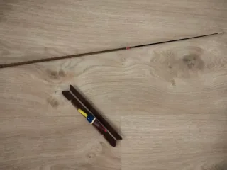 Canna da pesca nera con dettagli rossi