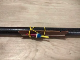 Canna da pesca nera con dettagli rossi