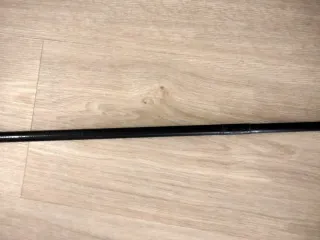 Canna da pesca nera con dettagli rossi