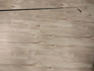 Canna da pesca nera con dettagli rossi