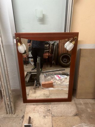 Mueble de baño de madera con lavabo