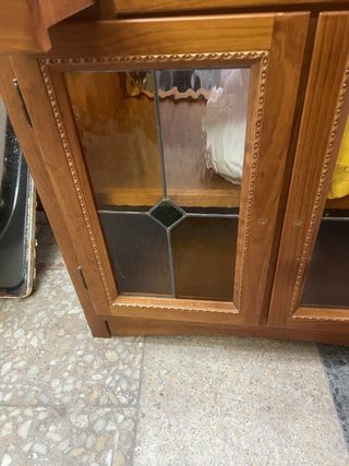 Mueble de baño de madera con lavabo