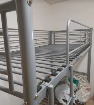 Litera metálica gris