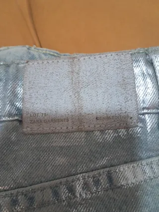 Falda Zara plateada metalizada midi