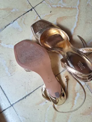 Tacones Zara Dorados