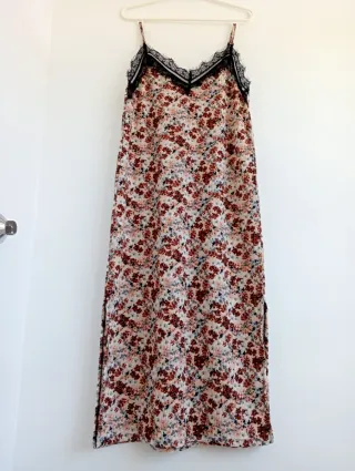 Vestido largo floral con encaje