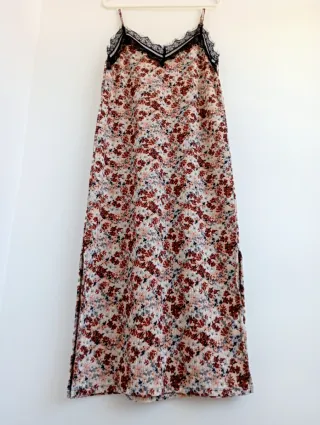 Vestido largo floral con encaje