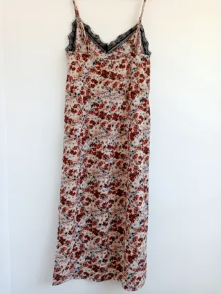 Vestido largo floral con encaje