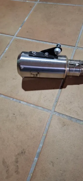 Tubo de escape, supresor de catalizador R1 2024