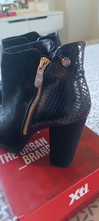 Botines de tacón negros con cremallera dorada