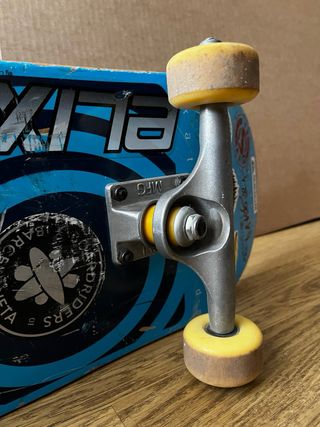 Skate azul con pegatinas