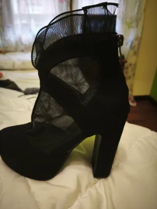 Botas de tacón negras con cordones