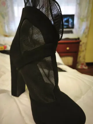 Botas de tacón negras con cordones