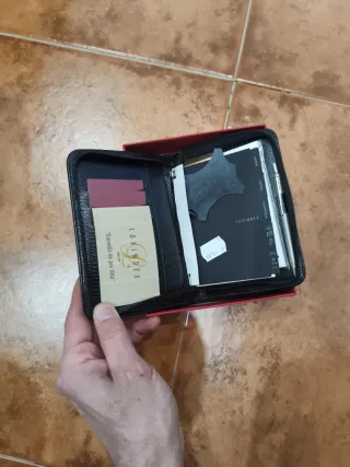 Agenda monedero de piel negra con cremallera