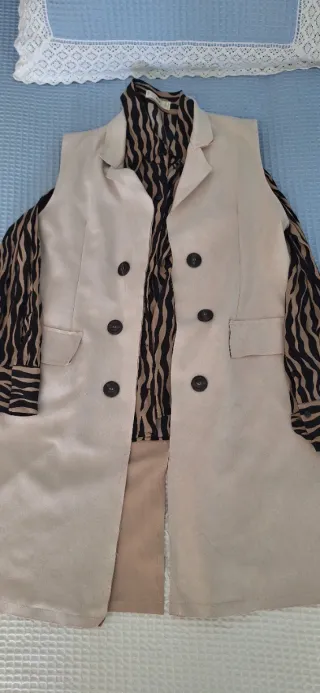 Camisa Mango Rayas Beige y Negro y chaleco beige.