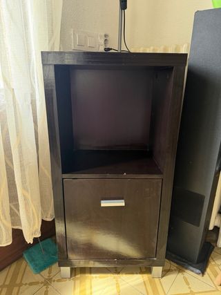 Cómoda de madera oscura