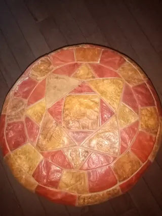 Pouff in pelle color oro e rosso