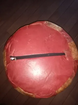 Pouff in pelle color oro e rosso